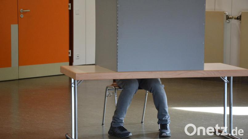 In der Wahlkabine konnten sich die Wählerinnen und Wähler zwischen den Kreistagskandidaten entscheiden. Bild: jr