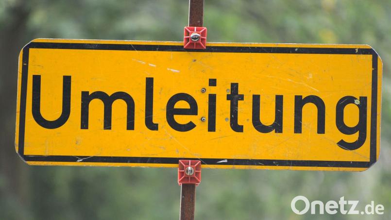 Wegen Bauarbeiten für den neuen Fußgängersteg in Schwandorf ist die dortige Naabuferstraße nächste Woche komplett gesperrt. Symbolbild: Tim Brakemeier/dpa