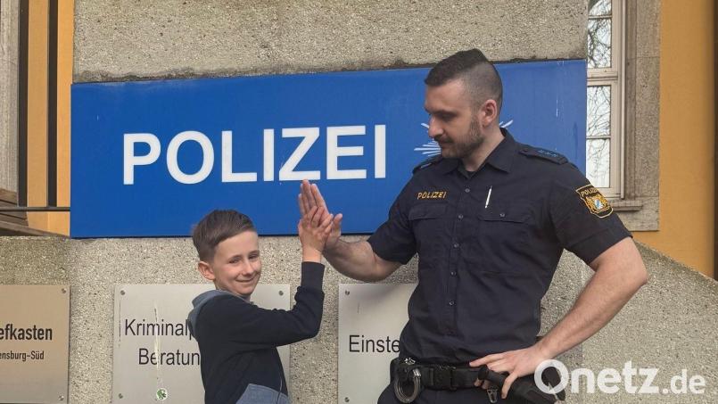 Der neunjährige Kosta mit Polizeiobermeister Gürtler Bild: PI Regensburg Süd