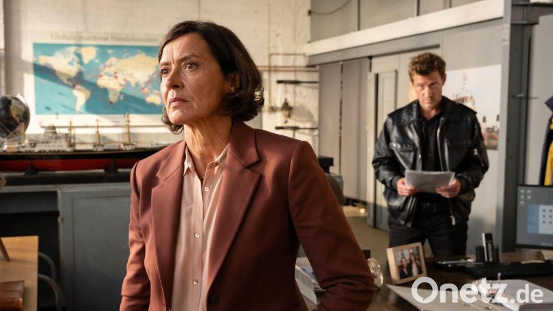 Reederei-Chefin Amke Wilhelmson (Ulrike Folkerts) wird von Henk Cassens (Maxim Mehmet) befragt - Szene aus dem ZDF-Krimi „Friesland - Schiffe schrotten“ (schon im Streamingportal, am 11.3. im Fernsehen). Bild: Michael Kötschau/ZDF/dpa