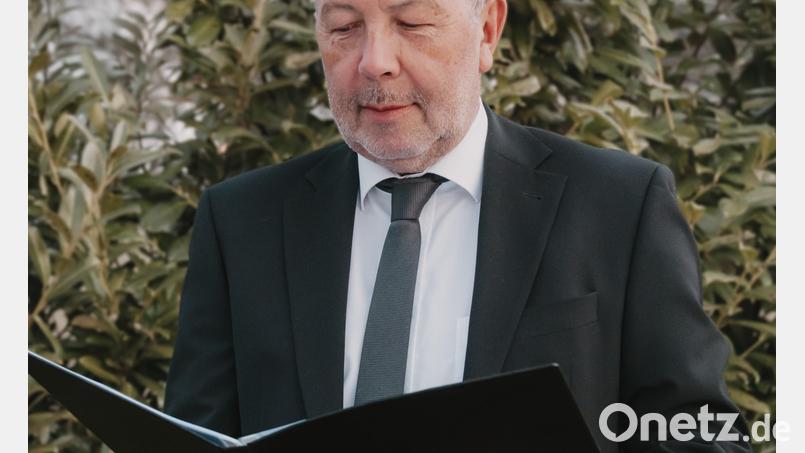 Robert Kraus aus Oberviechtach begleitet Beerdigungen als Freier Redner. Bild: Jessica Sorgenfrei, JS-Fotografie