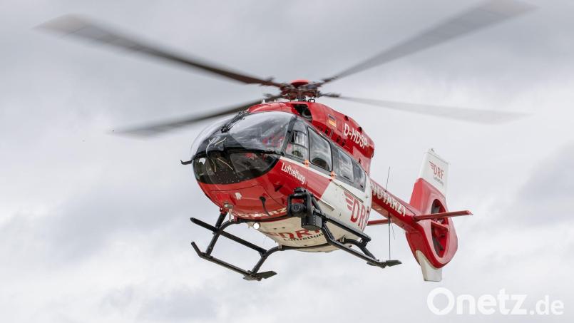 Auch ein Rettungshubschrauber war nach dem Unfall in Oberbayern im Einsatz. (Symbolbild) Bild: Daniel Karmann/dpa