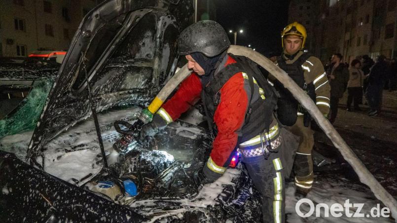 In Charkiw wurde ein Wohnviertel von russischen Drohnen getroffen. Bild: Andrii Marienko/AP/dpa