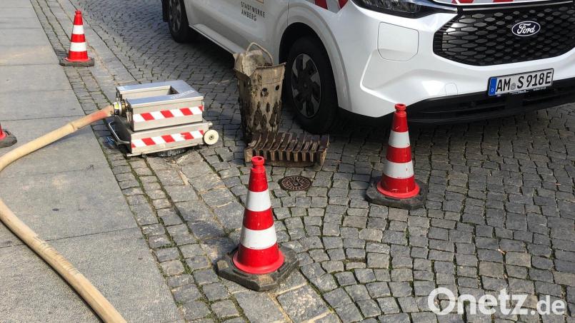 2026 gibt es wieder Baumaßnahmen, mit denen die Stadtwerke Amberg zur sicheren Versorgung mit Strom, Gas und Wasser beitragen – ab sofort geht es los und in der einen oder anderen Straße finden Anwohner das Stadtwerke Amberg-Team damit die Netzsicherheit in der Zukunft auch möglichst sicher ist Bild: Jürgen Brunner