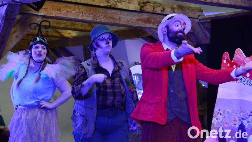 Das Ovigo-Theater zeigte in der Regionalbibliothek eine turbulente Geschichte von einem Fuchs, einem Wildschwein und einer Eintagsfliege. Bild: Kunz