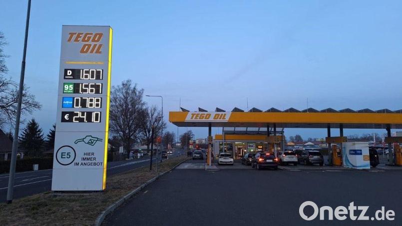 Eine Tankstelle in Cheb am Sonntagabend. An einer Tankstelle etwas weiter südlich, in der Nähe von Tachau, gab es am Sonntag keinen Benzin mehr an den Zapfsäulen – auch wegen der vermehrten Tanktouristen. Bild: bec