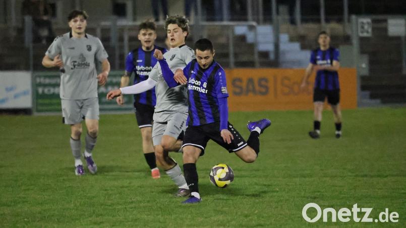 Moritz Zeitler (am Ball) schlägt eine weite Flanke nach vorne: Der Linksverteidiger erzielte per Elfmeter das 1:0 für Weiden. Bild: Dieter Jaeschke