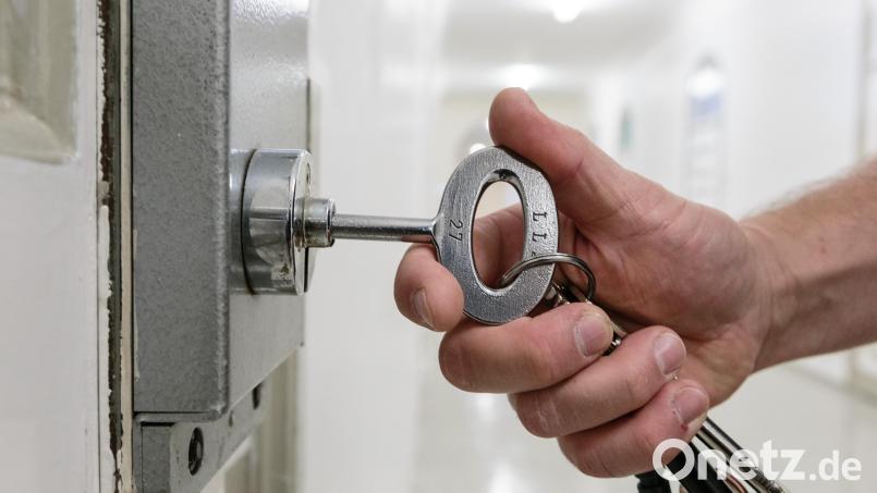 Ein Häftling muss für weitere 14 Monate auf seine Freiheit verzichten, weil er versucht hat, einen Justizbeamten zu bestechen. Symbolbild: Markus Scholz