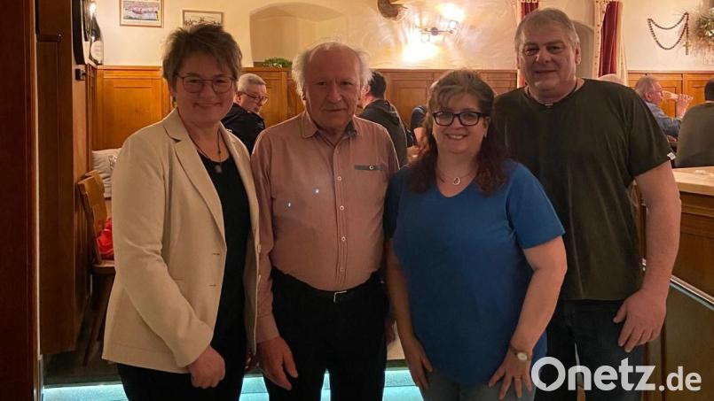 Bürgermeisterin Sonja Meier dankte Hans Bock für seine Mühen in den 40 Jahren Preisschafkopf, rechts die Wirtsleute Alexandra und Michael. Bild: amö