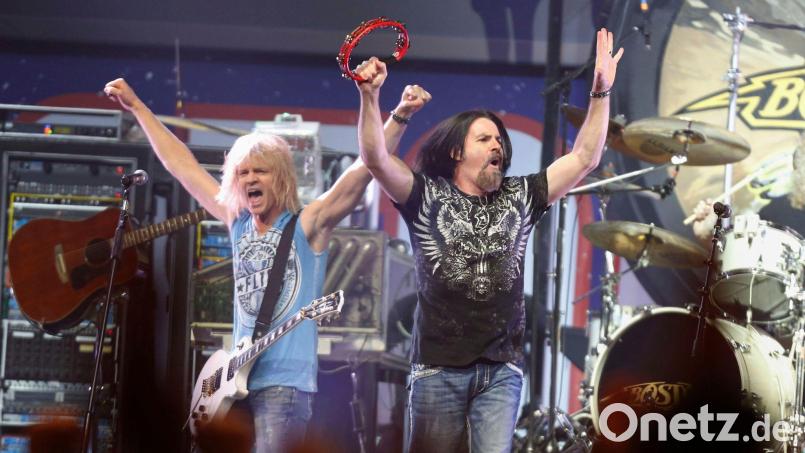 Sänger Tommy DeCarlo (rechts) im Jahr 2013 bei einem Auftritt der Gruppe Boston. Bild: Bizuayehu Tesfaye/Invision/AP/dpa