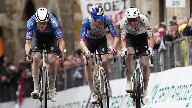 Mathieu van der Poel (l) gewann die zweite Etappe bei Tirreno-Adriatico. Bild: Massimo Paolone/LaPresse via ZUMA Press/dpa