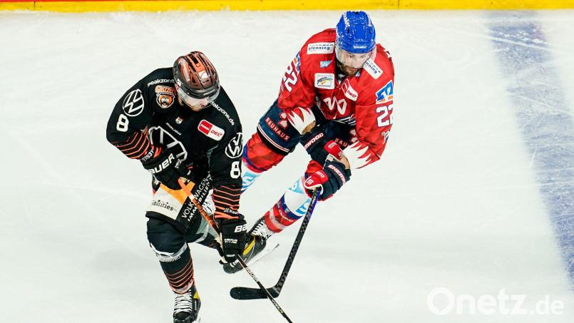 Jordan Murray (l) spielte einst für drei deutsche Eishockey-Clubs, darunter die Grizzlys Wolfsburg. (Archivbild) Bild: Uwe Anspach/dpa