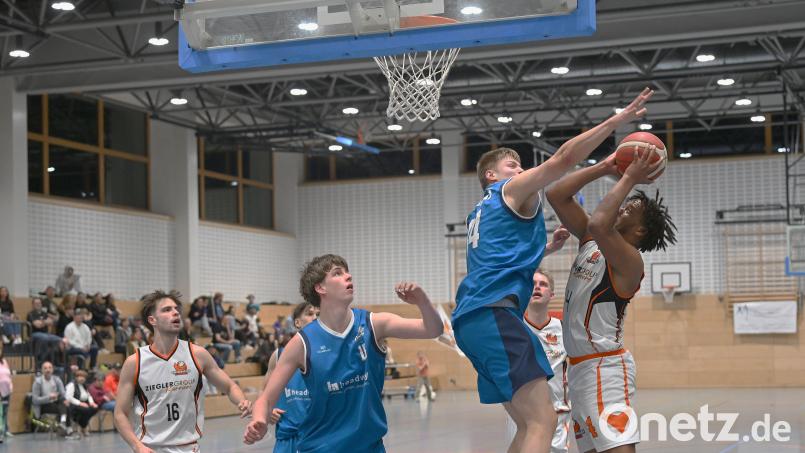 Rasheed Reams (am Ball) arbeitete unermüdlich unter den Körben und erzielte 19 Punkte. Bild: Tobias Schwarzmeier