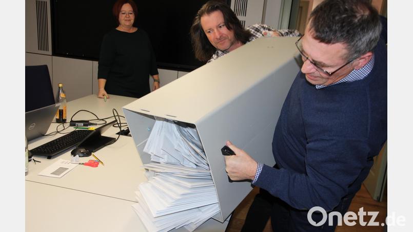 In den 26 Kommunen des Landkreises sind am Sonntag neben Landrat sowie Bürgermeistern auch die Stadt-, Markt- und Gemeinderäte gewählt worden. In Tirschenreuth (hier die Leerung einer Briefwahlurne im Rathaus I) bleibt die CSU zwar stärkste Fraktion, hat aber keine absolute Mehrheit mehr. Bild: Konrad Rosner