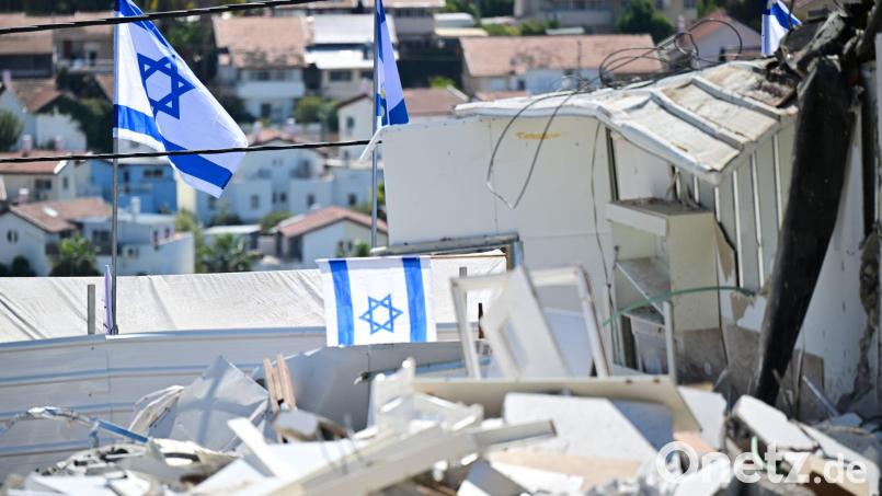 Israelische Fahnen an Ort eines iranischen Raketenangriffs in Beit Schemesch. Bild: Sebastian Christoph Gollnow/dpa