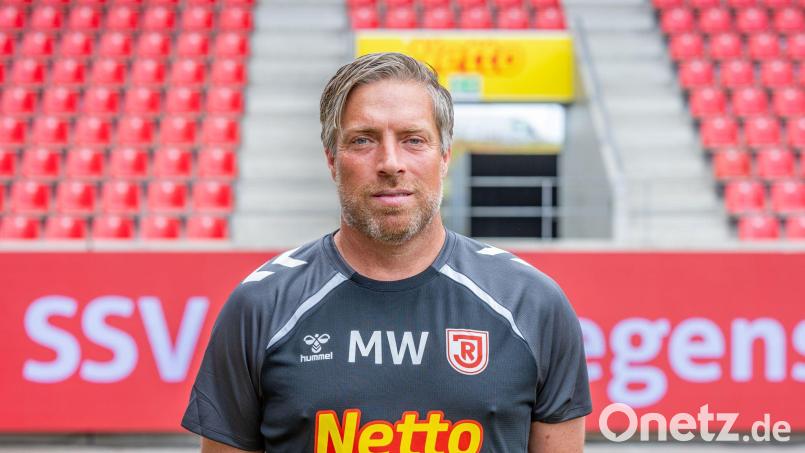 Verlässt Jahn Regensburg auf eigenen Wunsch mitten in der Saison: Cheftrainer Michael Wimmer. Archivbild: Armin Weigel/dpa