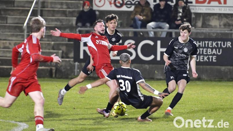 Alexander Moratz, Ertugrul Er und Jonas Schwindl (schwarze Trikots, von rechts) von der DJK Gebenbach im Kampf gegen einen Erlanger im Mittelfeld. Bild: Hubert Ziegler