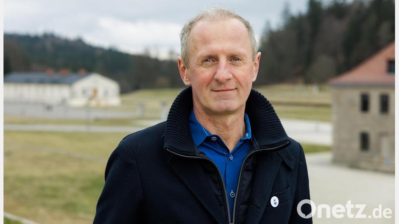Professor Dr. Jörg Skriebeleit, Leiter der KZ-Gedenkstätte Flossenbürg und Mitherausgeber, stellt den Sammelband "Inszenierung, Schnappschuss, Dokumentation" in der ehemaligen Synagoge in Sulzbach-Rosenberg vor. Bild: KZ-Gedenkstätte Flossenbürg/exb