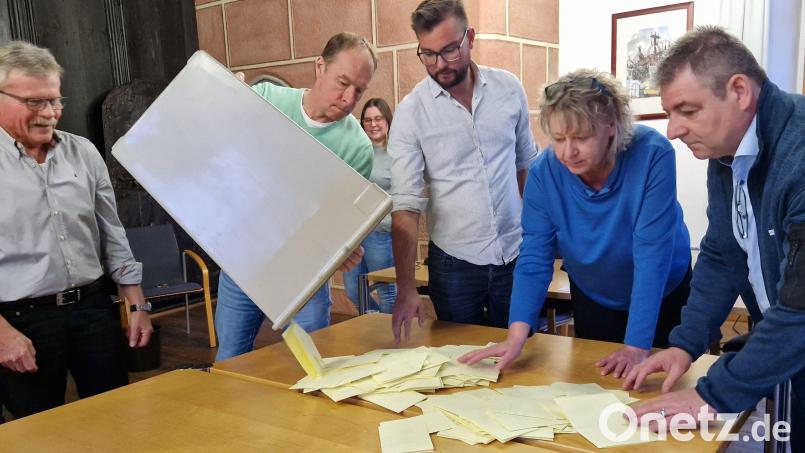 237 Freiwillige haben beim Auszählen geholfen, laut Wahlamtsleiterin Rosalia Wendl dauerte das teils bis nach Mitternacht. Hier ein Foto aus dem Rathaus, als um 18 Uhr die erste Urne ausgeschüttet wurde. Bild: Tobias Gräf