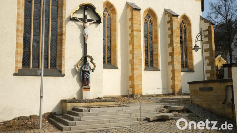 Das Umfeld der Jakobskirche in Schwandorf wird derzeit saniert und erhält barrierefreie Zugänge. Die Kirchenstiftung der Pfarrei investiert 1,3 Millionen Euro, bekommt aber eine großzügige Förderung. Bild: Hirsch