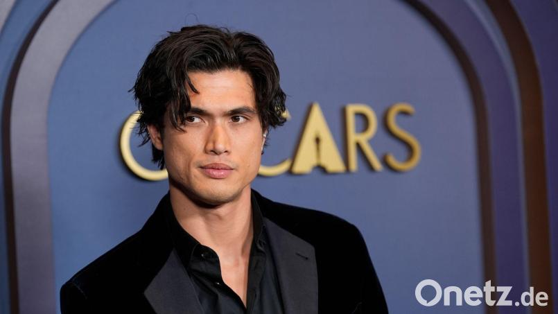 Charles Melton hat Fotos seines neugeborenen Kindes auf Instagram geteilt. (Archivbild) Bild: Chris Pizzello/Invision/AP/dpa