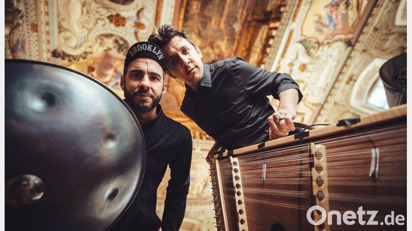 Der österreichische Perkussionist und Komponist Manu Delago (links) und der US-amerikanische Musiker Max ZT präsentieren ihr neues Duo-Projekt. Bild: Simon Reithofer/exb
