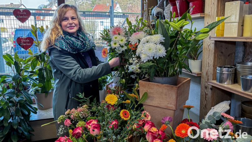 Ein paar Blumen sind schon noch da. Der Andrang am Wochenende war aber riesig. Wie Angelika Hartmann von Blumen Pürzer in Rosenberg erzählt. Bild: Stephan Huber