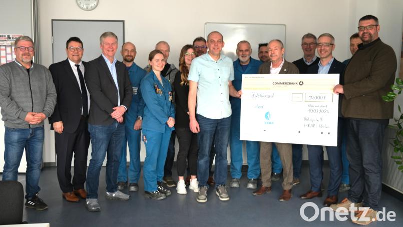 Eckart-Betriebsleiter Dieter Drescher (rechts) und sein Team überreichen Kuno-Vertreter Professor Dr. Wolfgang Rösch (Fünfter von rechts) einen Scheck über 10.000 Euro. Dafür bedankt sich im Namen der Gemeinde auch Wackersdorfs Bürgermeister Thomas Falter (Zweiter von links). Bild: Hirsch