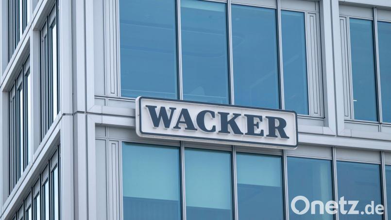 Das Wacker-Hauptgebäude in München. Der Chemiekonzern ist in der schwierigsten Lage seit Jahrzehnten. (Archivbild) Bild: Peter Kneffel/dpa