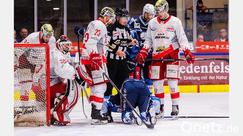 Diese Szene dürfte jetzt noch einmal in den Vordergrund rücken: Seit der fiesen Attacke von Bad Nauheims Goalie Gerald Kuhn (Zweiter von links) konnte Nick Jermain, der Stürmer der Blue Devils Weiden, nicht mehr auflaufen. Bild: Werner Moller