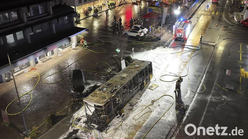 Der Bus brannte völlig aus. Bild: --/KANTONSPOLIZEI FREIBURG/dpa
