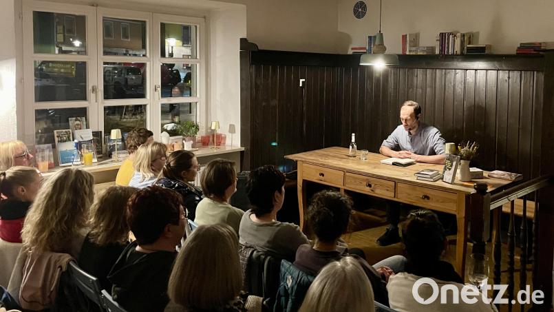 Der Autor Christopher Kloeble präsentierte im Buchcafé seinen neuen Roman vor vielen Zuhörerinnen und Zuhörern. Bild: Karin Wilnauer