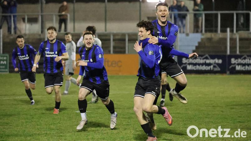 Dreimal durften die Spieler der SpVgg SV Weiden am Dienstagabend ein Tor bejubeln. In dieser Szene herzt Christoph Fenninger (rechts) den Torschützen zum 2:0, Paul Brand. Auch Patryk Bytomski, Martin Ruda und Moritz Zeitler (von rechts) eilen herbei. Bild: Dieter Jäschke