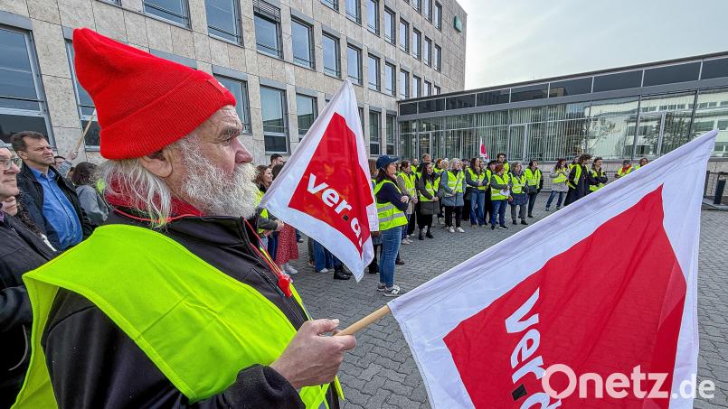 Rund 100 AOK-Mitarbeiter streikten am Dienstag für mehr Gehalt. Bild: Stephan Huber