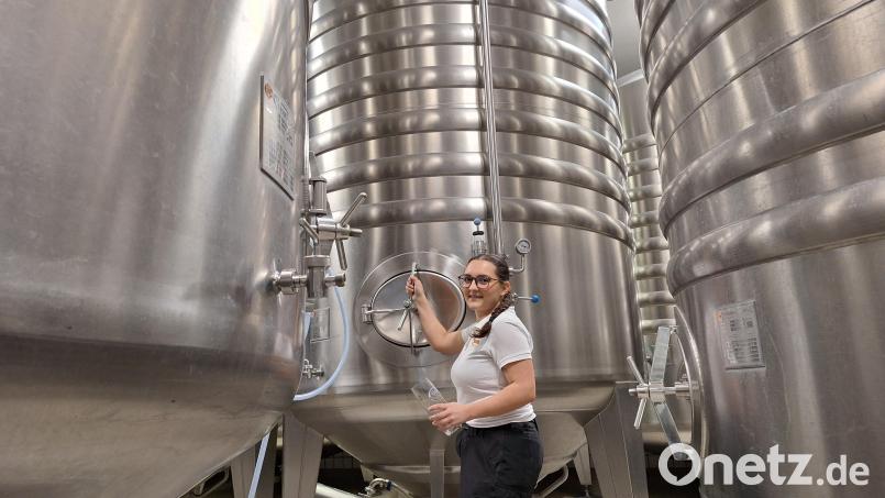 Zielstrebig bewegt sich die potenzielle Bierkönigin zwischen den riesigen Tanks im Lagerkeller. Bild: bl
