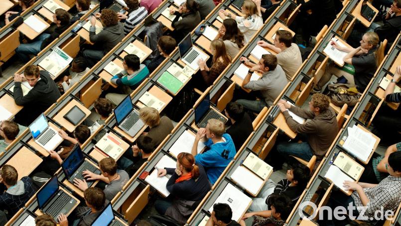 Ein Hörsaal der TU München. Die zwei Münchner Universitäten bleiben offiziell exzellent und werden in den nächsten sieben Jahren weiter hohe Förderung erhalten. (Symbolbild) Bild: Peter Kneffel/dpa