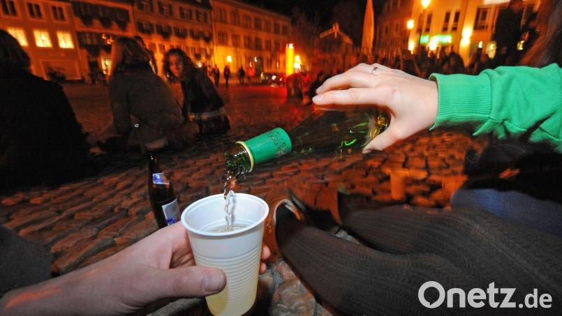 Alkoholausschank und Jugendschutz kommen sich oft in die Quere. Die Kommunale Jugendarbeit im Landkreis Tirschenreuth hat das Thema auf dem Schirm, versicherte Kreisjugendpfleger Rainer Seidel.. Symbolbild: Patrick Seeger/dpa