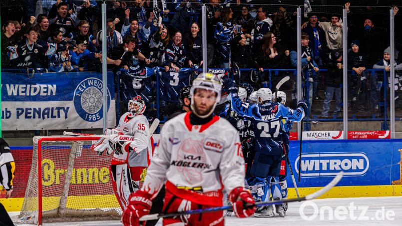 Im Hintergrund bejubeln die Blue Devils einen Treffer gegen den EC Bad Nauheim. Gibt es für die Weidener am Ende der Playdown-Serie ebenfalls etwas zu feiern? Archivbild: Werner Moller