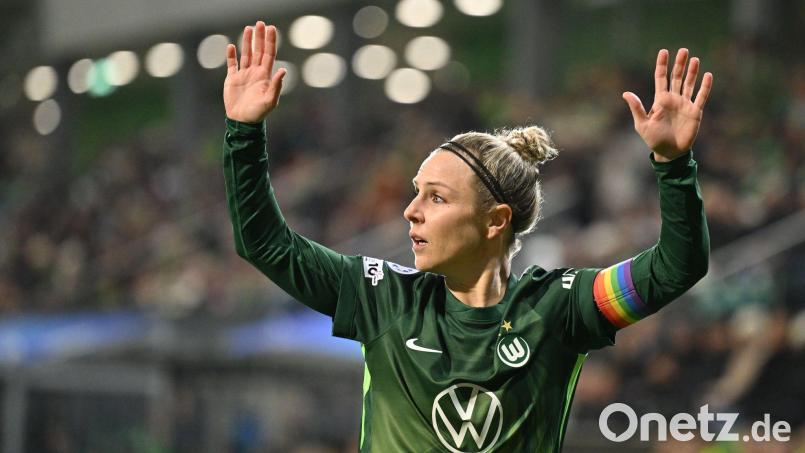 Wer will nach Köln fahren? Svenja Huth steht mit dem VfL Wolfsburg schon mal im Halbfinale. (Archivbild) Bild: Swen Pförtner/dpa