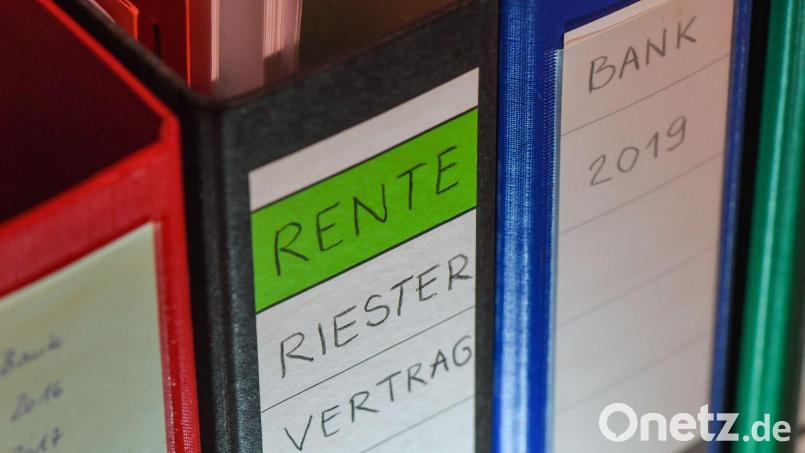 Riester-Renten stehen wegen hoher Kosten schon lange in der Kritik, nun zeigen neue Zahlen die Schwachstellen Bild: Patrick Pleul/dpa-Zentralbild/dpa