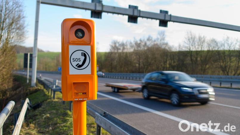 Die orangen Notrufsäulen entlang der Autobahnen waren seit Dienstagabend in ganz Deutschland gestört gewesen. Archivbild: Oliver Dietze/Oliver Dietze/dpa/dpa