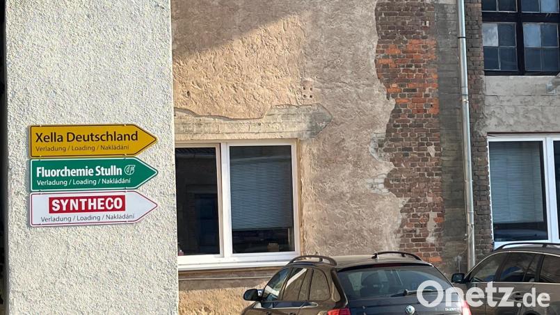 Noch weist der Weg zur Fluorchemie Stulln, deren Flusssäure-Anlagen rückgebaut werden. Der Landkreis Schwandorf hat im Zuge der Ersatzvornahme bereits einen zweistelligen Millionenbetrag für das insolvente Unternehmen ausgegeben. Archivbild: ihl