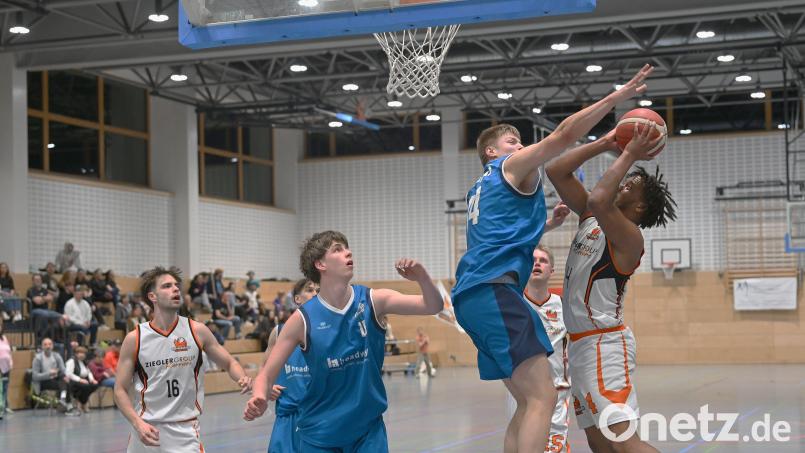 Rasheed Reams (am Ball) arbeitete unermüdlich unter den Körben und erzielte 19 Punkte. Bild: Tobias Schwarzmeier