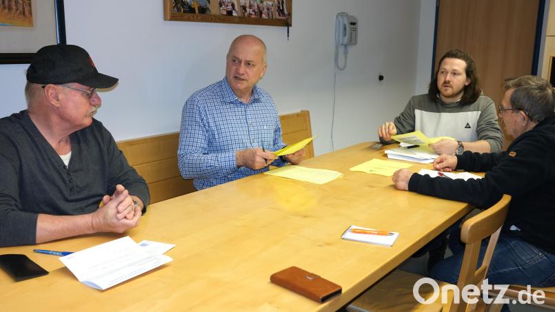 Am Montag trafen sich Josef Mösbauer, Walter Schauer, Moritz Popelka und Lorenz Dirnberger (von links) in den Räumen der Verwaltungsgemeinschaft Neunburg vorm Wald und entschieden, wer zur Stichwahl um das Bürgermeisteramt in Thanstein zugelassen wird. Ihre Arbeit geht nun aber weiter, nachdem einer der beiden Stichwahlkandidaten abgesagt hat. Bild: Hirsch