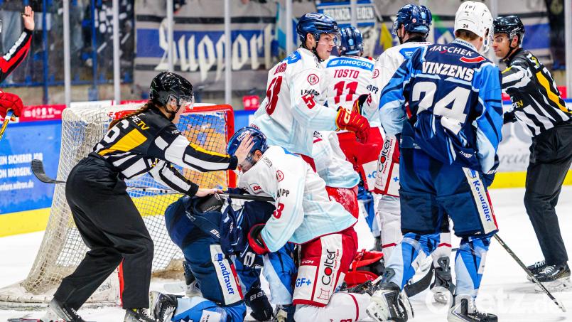 Die Blue Devils Weiden (blaue Trikots) kämpfen in den Play-downs um den Klassenerhalt in der DEL2, die Düsseldorfer EG hat es in den Pre-Play-offs mit dem EV Landshut zu tun. Bild: Elke Englmaier
