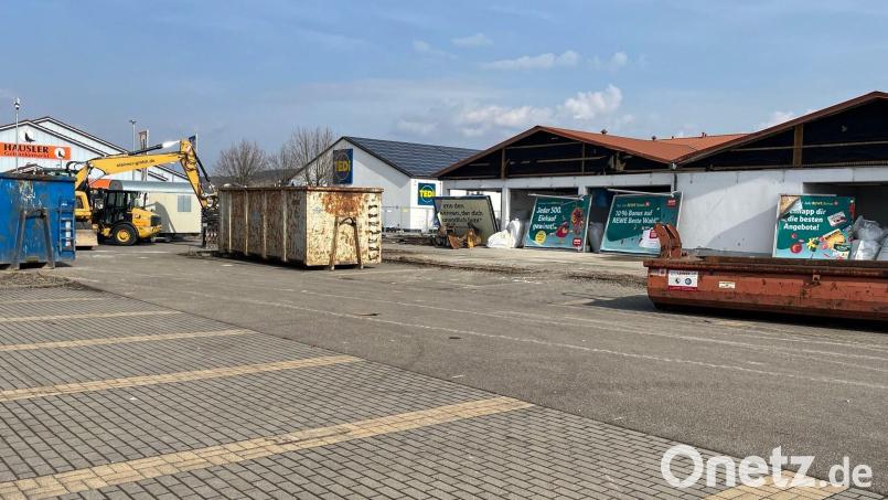 Der alte Rewe in Nabburg wird jetzt abgerissen. Lidl baut dort einen neuen Einkaufsmarkt. Bild: ihl