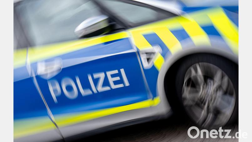 Nach einer rasanten Flucht vor einer Verkehrskontrolle prallte ein 16-Jähriger in Eisingen mit seinem Leichtkraftrad gegen ein Polizeiauto. (Symbolbild) Bild: Hendrik Schmidt/dpa
