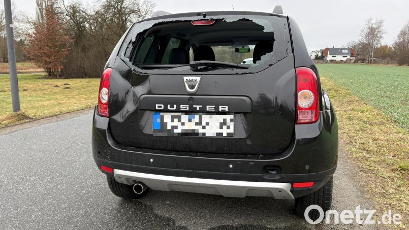 Die Heckscheibe des in Weiden abgestellten Dacia Duster war eingeschlagen. Bild: Ganzmann