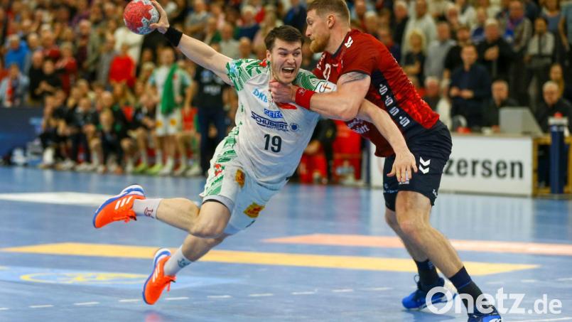 Elvar Örn Jonsson (l) traf erstmals nach seiner Verletzung bei der EM. (Archivbild) Bild: Michael Hundt/dpa