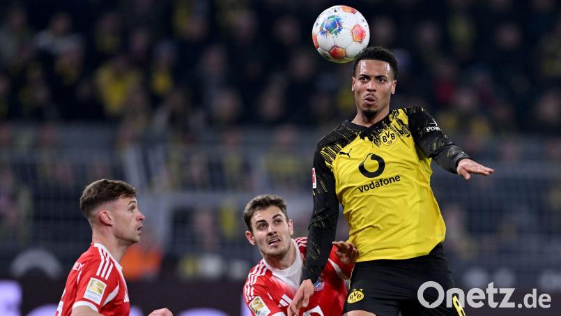 BVB-Profi Nmecha (r) hat seinen Vertrag in Dortmund verlängert. (Archivbild) Bild: David Inderlied/dpa